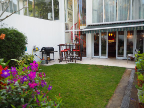 康曦花園共有12座,提供12個單位。康曦花園交通便利,鄰近港鐵寶琳站。小學校網為95。中學校網為西貢區。