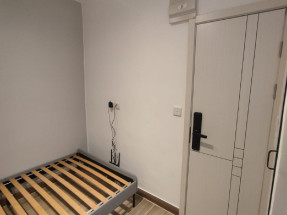 開放式雅裝 , 間隔企理乾淨 , 民生區 , 旺中帶靜 , 美食林立 , 約三分鐘到地鐵站。