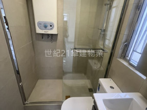 全新裝修，位於多個地鐵之間位置積佳