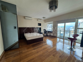 Furnished studio, move-in with luggage, balcony