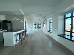 Bright and airy, convenient location, nice deco, open kitchen