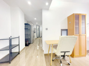 唐樓，一房一廳，基本傢私電器齊，拎包入住，靚裝修，黃金地段，歡迎約睇