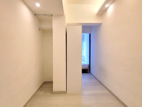 一房一廳，有基本傢私電器，拎包入住，有窗，旺市區內，歡迎約睇