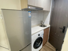 一房一廳，有電梯，有大閘，有保安，有基本傢私電器，環境舒適，歡迎約睇