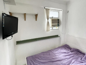 開放式，基本傢私電器齊，有窗，包水電上網，拎包入住，黃金地段，歡迎約睇