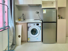 一房一廳，有基本傢私電器，拎包入住，環境舒適，獨立衛浴，有窗，黃金地段，歡迎約睇