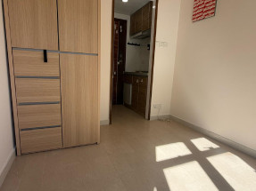 開放式間隔，有窗環境舒適，有部分傢私跟電器，旺市區內，歡迎約睇