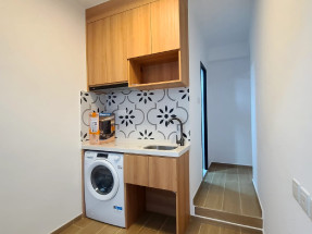 一房一廳間隔，有床，基本傢私電器齊，有大閘有電梯，歡迎約睇