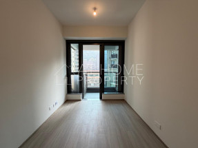 Brand new building, open kitchen, quiet location, bright and airy