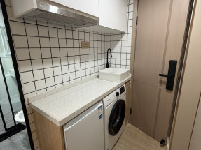 開放式間隔,有基本傢私電器,獨立衛浴,有窗,黃金地段生活便利,歡迎約睇