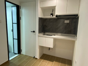  一房一廳間隔，雅緻裝修，有獨立衛浴，有保安，電梯，大閘，天井窗