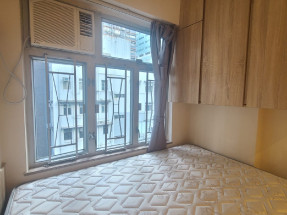 獨立門口，有鐵閘，有保安，有基本傢私電器，拎包入住，歡迎約睇