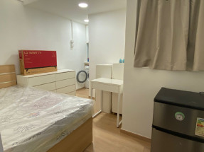 開放式，有基本傢私電器，獨立衛浴，有電梯，大閘，保安，天井窗，歡迎約睇