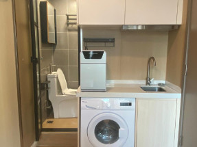 開放式間隔，有基本傢私電器，裝修非常舒適，靠近地鐵站，黃金地段，旺市區內歡迎約睇