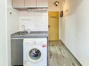 開放式，有基本傢私電器，有雪櫃，洗衣機，冷氣，衣櫃，歡迎約睇