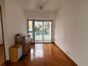 Convenient location, bright and airy