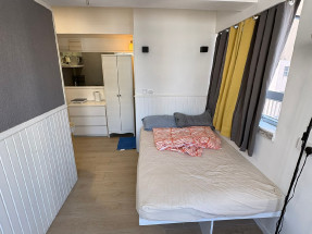 有全屋傢私電器，有露台，風景靚，拎包入住，包水電wifi，時代廣場對面，黃金地段