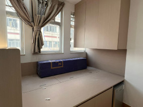 開放式，有基本傢私電器，樓下有大閘，拎包入住，旺市區內美食林立，歡迎約睇