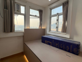 開放式間隔，有基本家私電器，拎包入住，樓下有大閘，有窗，通風明亮，歡迎約睇