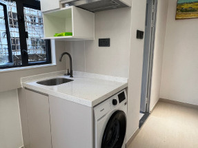 開放式有部分傢私電器，多窗光猛通風，旺市區內生活便利，歡迎約睇