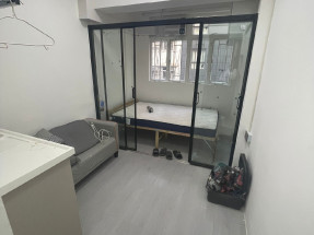 一房一廳，有基本傢私電器，有電梯，行十幾級樓梯