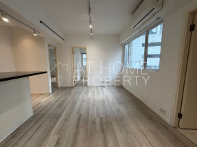 Nice deco, convenient location, open kitchen