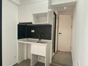 一房一廳間隔，裝修雅緻，有保安，有大閘，有電梯，樓梯行十幾級