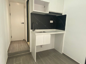 一房一廳間隔，裝修雅緻，有保安，有大閘，有電梯，樓梯行十幾級