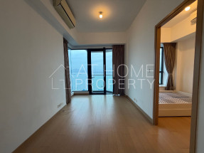 Big bedroom, stunning sea view, convenient location