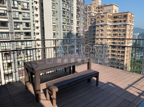 Roof, nice deco, convenient location