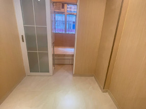 一房一廳間隔，有雙人床及床褥與掛衣架，環境舒適，歡迎約睇