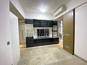 Open plan studio, convenient location