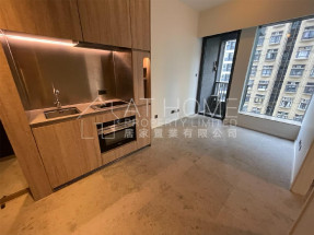 Huge bedroom, convenient location