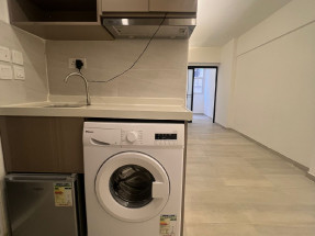 兩房一廳獨立門單位，裝修舒適，間隔企理，有部分電器，旺市區內，歡迎約睇