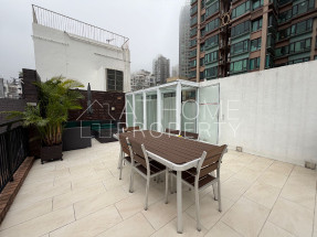 Internal staircase to roof, nice deco, convenient location