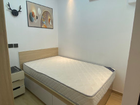 開放式，有部分傢私電器，獨立衛浴，幹濕分離，黃金地段，有平台，歡迎約睇