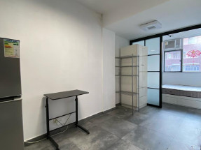 一房一廳間隔，裝修非常舒適，有窗明亮，旺市區內，歡迎約睇