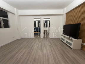 Nice deco, walk up building, convenient location