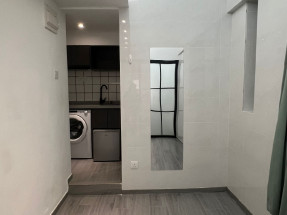 裝潢典雅,配有部分電器,旺中帶靜,適合居住。繁華地段店、餐廳林立,交通便利,生活方便。