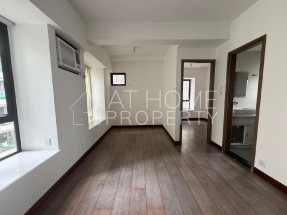 Nice deco, bright and airy, convenient location