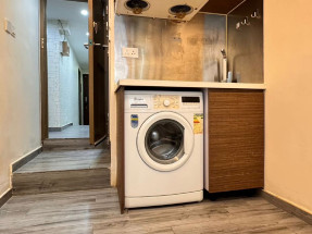 房一廳，有基本家私電器，開放式廚房，旺市區內，歡迎約睇