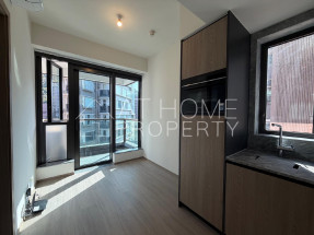 High floor, brand new building, bright and airy