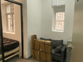 波斯富大廈一房一廳，有基本傢私電器，歡迎約睇