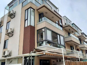 元朗白沙村 曉峰|村屋 2 房 2 廳連天台 誠意招租 實用面積:約 700 呎 間隔:2 房 2 廳(連天台) 租金:HK$21,000
