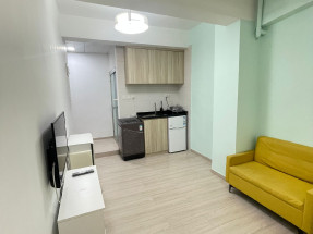 開放式，有基本傢私電器，有電梯大閘保安，歡迎約睇