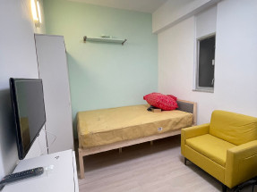 開放式，有基本傢私電器，有電梯大閘保安，歡迎約睇