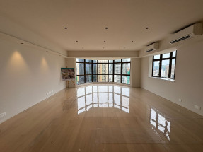 Luxurious 4-Bedroom Residence in Bamboo Grove