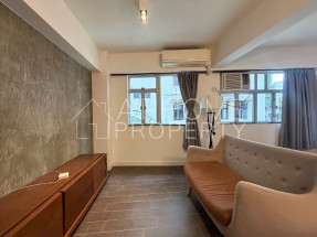 Nice deco, furnished, convenient location, next to escalator