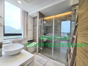 Stunning Harbour view, high ceilings. Club house facilities.