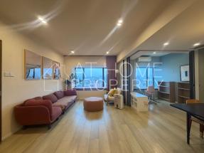 Nice deco, stunning city view, quiet location